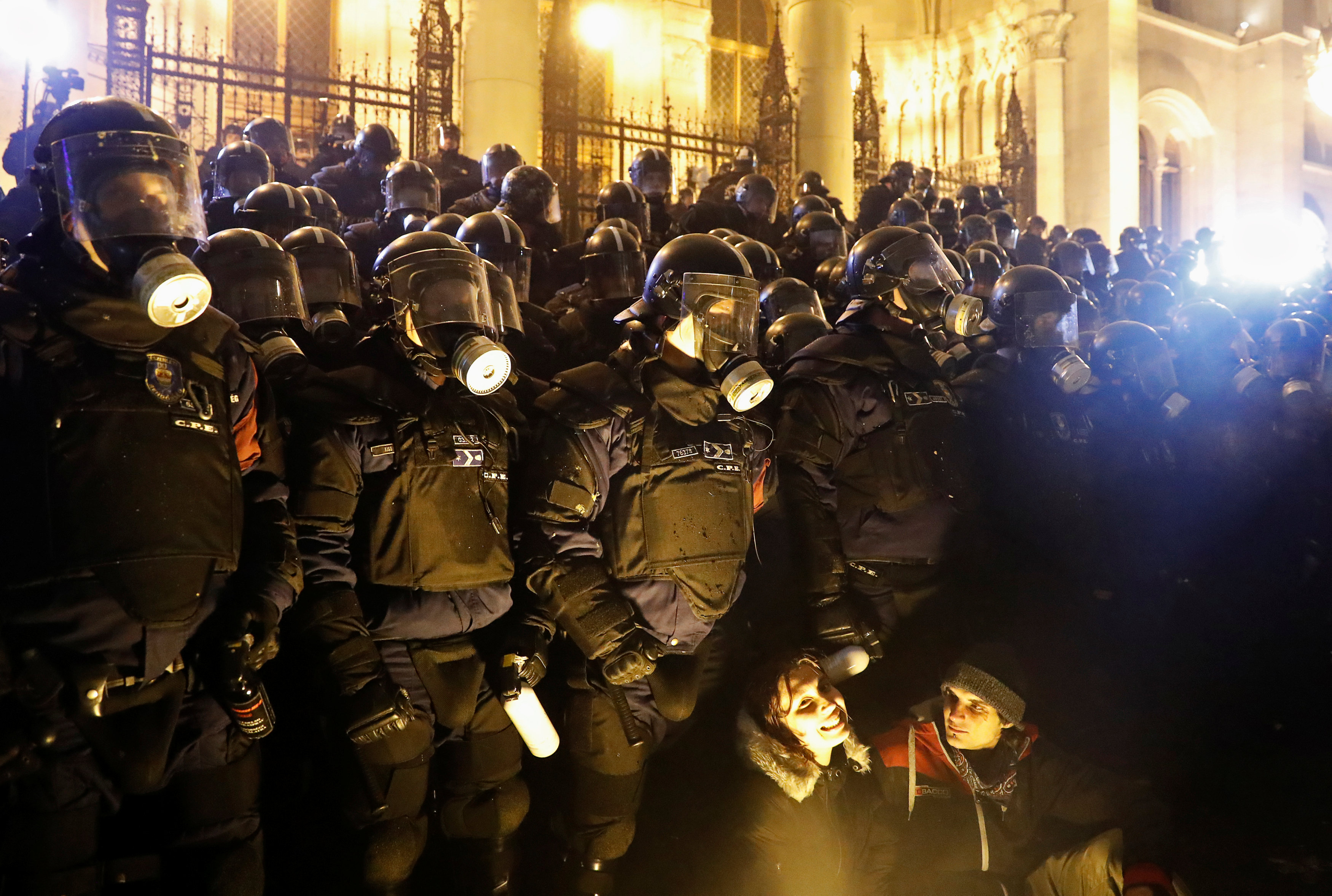 2018-12-13T230023Z_154941971_RC15BB326740_RTRMADP_3_HUNGARY-PROTESTS