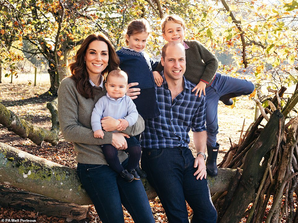 الأمير وليام وعائلته فى صورة تظهر للمرة الأولى