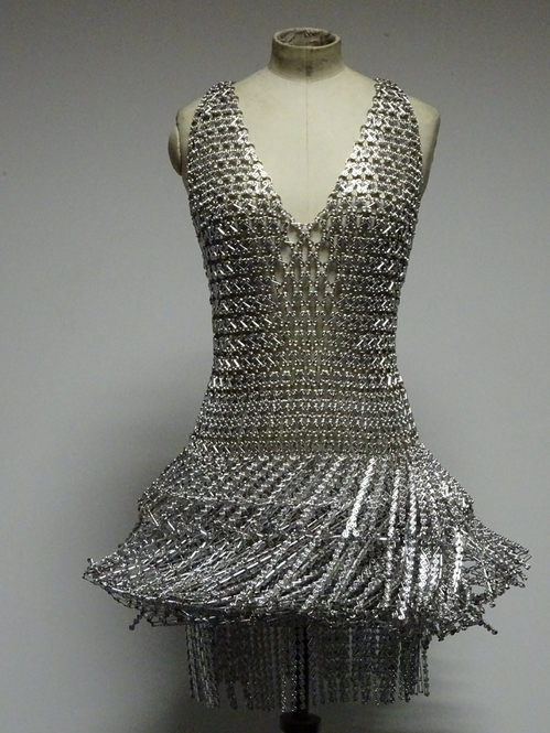 فستان صغير من مجموعة ربيع / صيف 1966 من باكو رابان