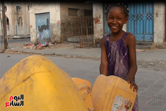 44509-طفلة-يمنية-تذهب-لجلب-المياه-ومازالت-تبتسم-رغم-قسوة-الحياة