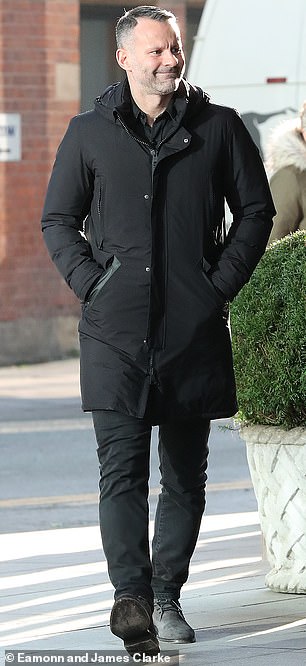7435864-6497129-Wales_boss_Ryan_Giggs_was_there_to_join_Ferguson_for_lunch-m-3_1544812327727