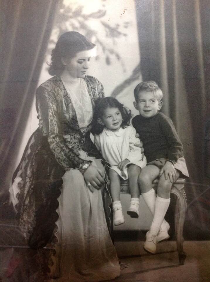 الفنان حسن كامى فى طفولته مع والدته وشقيقته