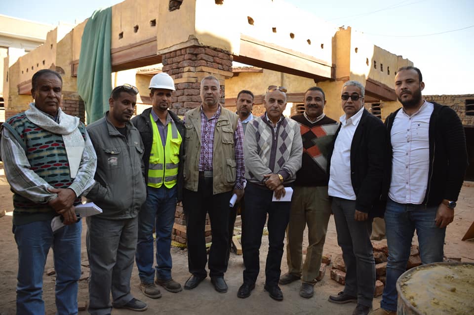 وفد من المهندسين والمرممين يزورون العمل في ترميم وتطوير وكالة الجداوي التاريخية بمدينة إسنا (1)
