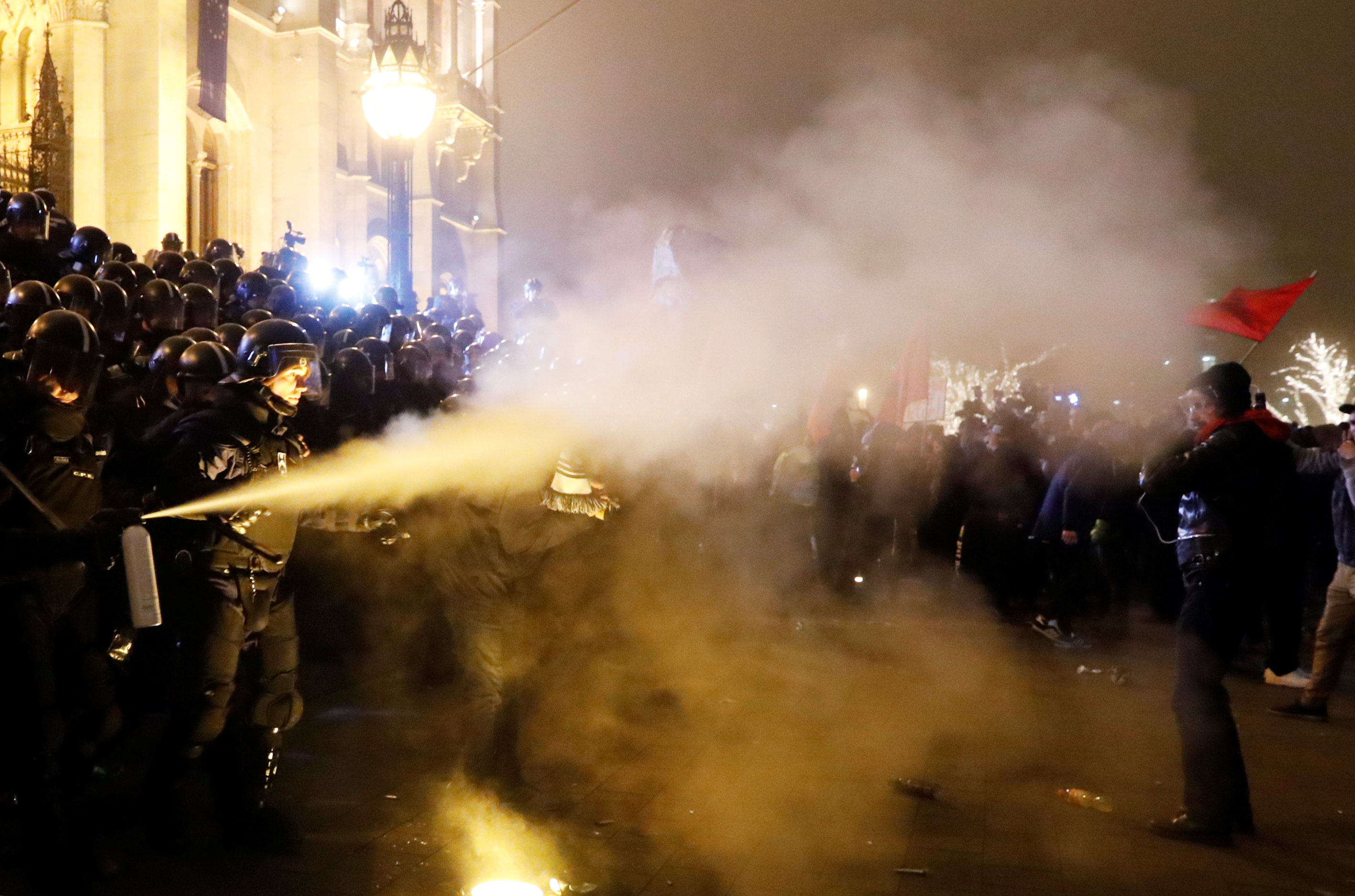 2018-12-13T201658Z_745129131_RC11FA92C3F0_RTRMADP_3_HUNGARY-PROTESTS