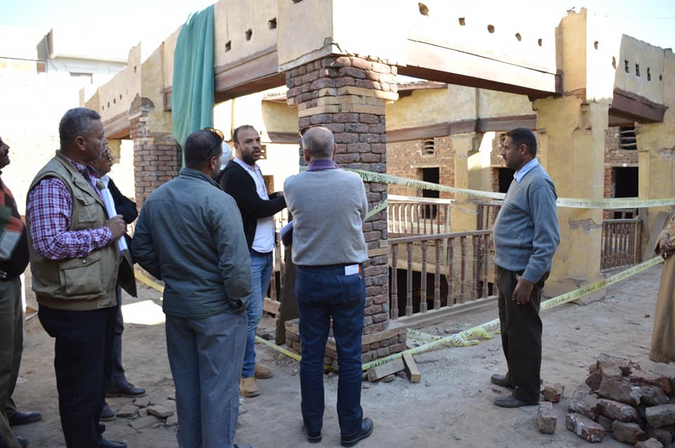 وفد من المهندسين والمرممين يزورون العمل في ترميم وتطوير وكالة الجداوي التاريخية بمدينة إسنا (6)
