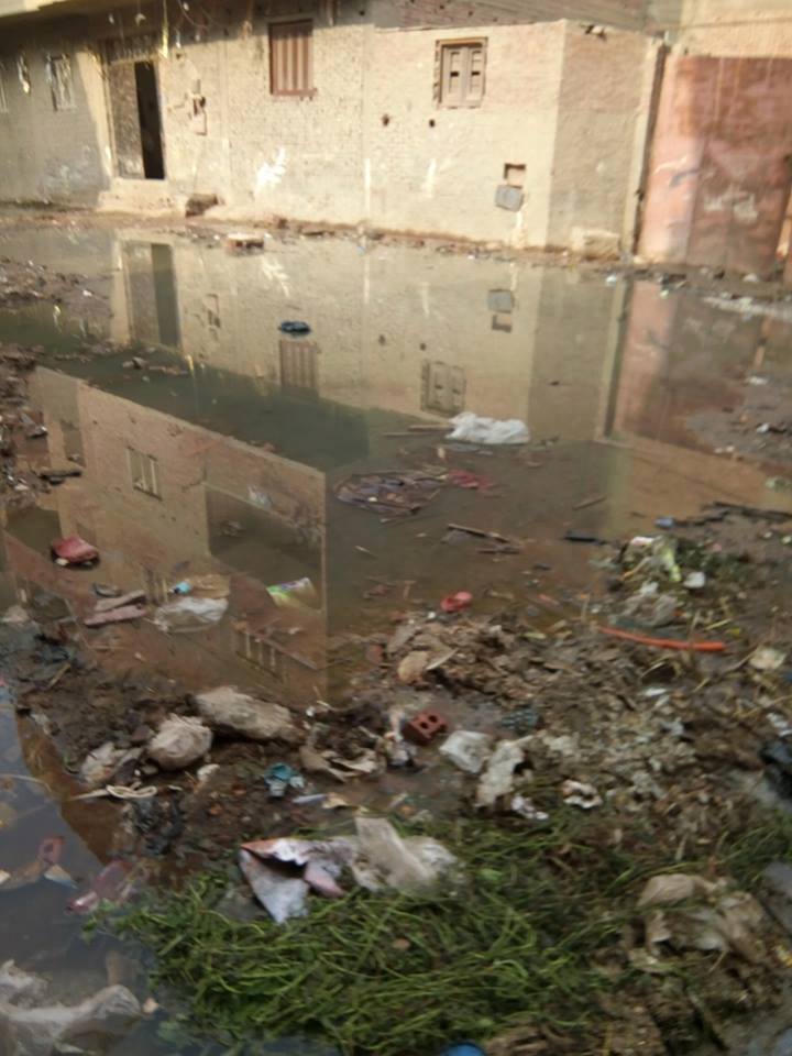 مياه الصرف تحاصر سكان شارع كامل السبكى  (4)