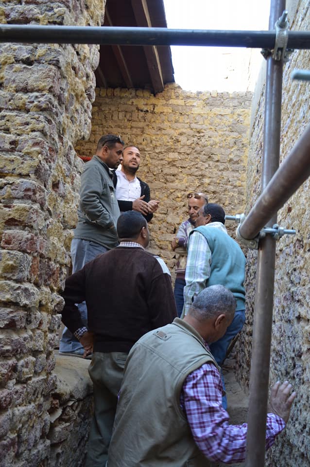 وفد من المهندسين والمرممين يزورون العمل في ترميم وتطوير وكالة الجداوي التاريخية بمدينة إسنا (2)