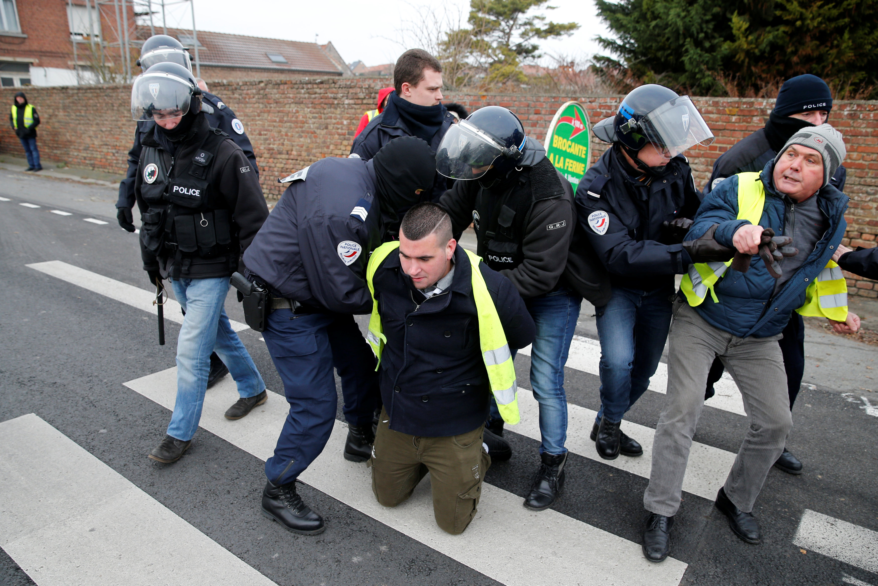 2018-12-15T110628Z_786524760_RC1ED9682770_RTRMADP_3_FRANCE-PROTESTS