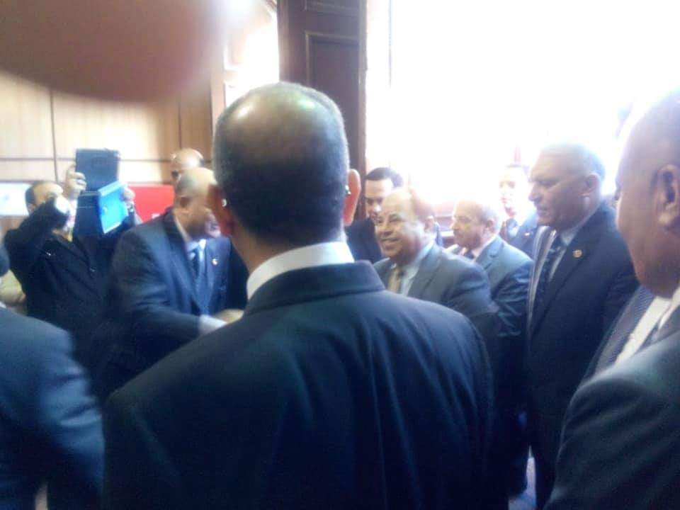 وزير المالية ورئيس هيئة ميناء الإسكندرية خلال جولتهم على مصلحة الجمارك (1)