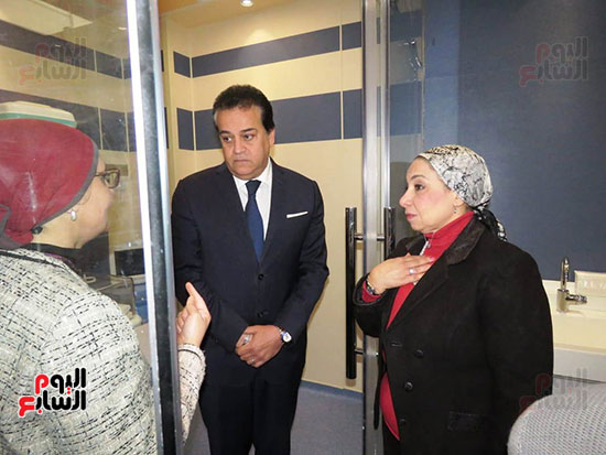 وزير التعليم العالى يفتتح وحدات غرف العزل للقلب والصدر بالقصر العينى (33)