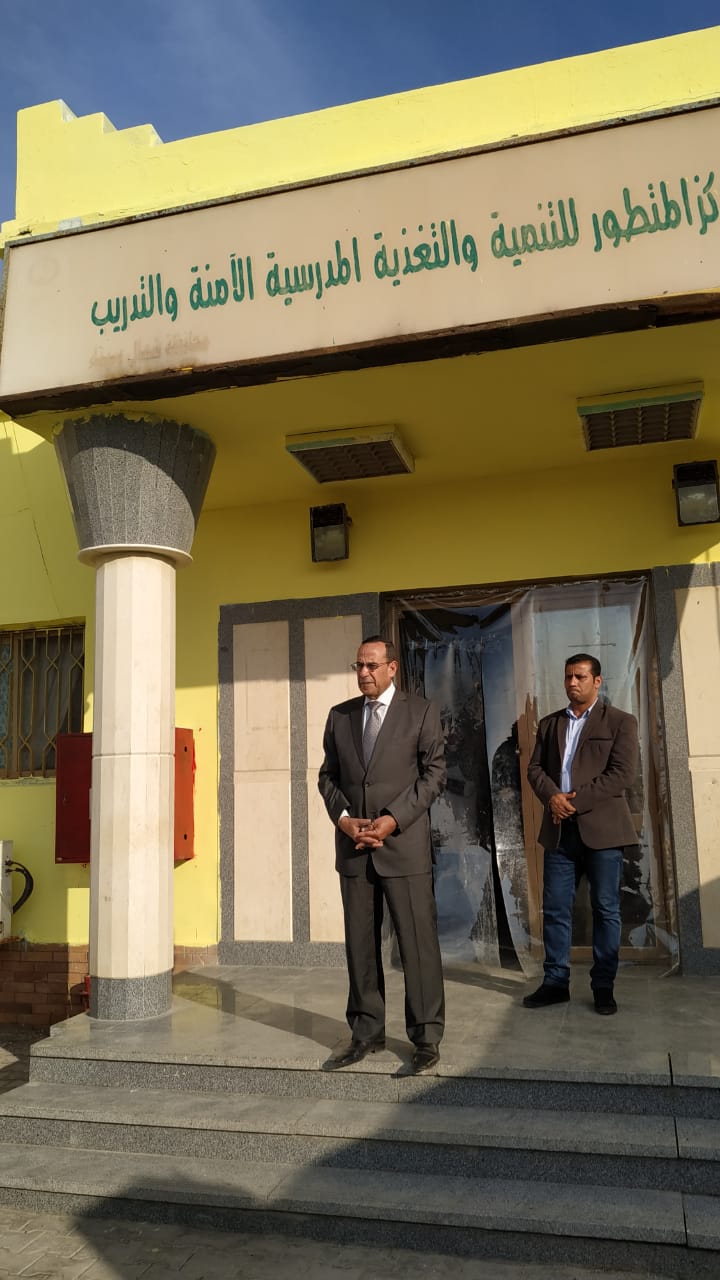 محافظ شمال سيناء أمام مصنع الوجبات المدرسية