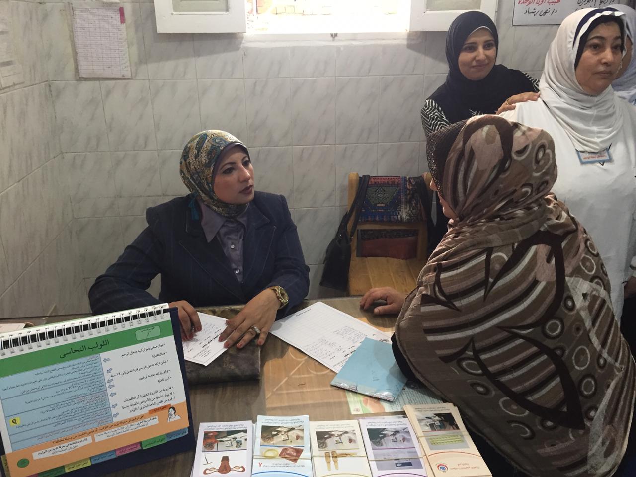 مدير تنظيم الأسرة مع السيدات بوحدة صحة محلة أبو على  (4)