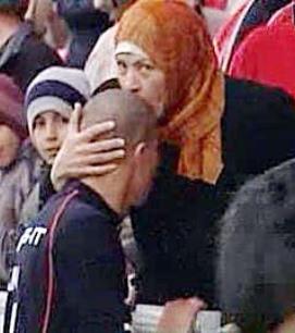 محمد زيدان ووالدته فى أحد المباريات