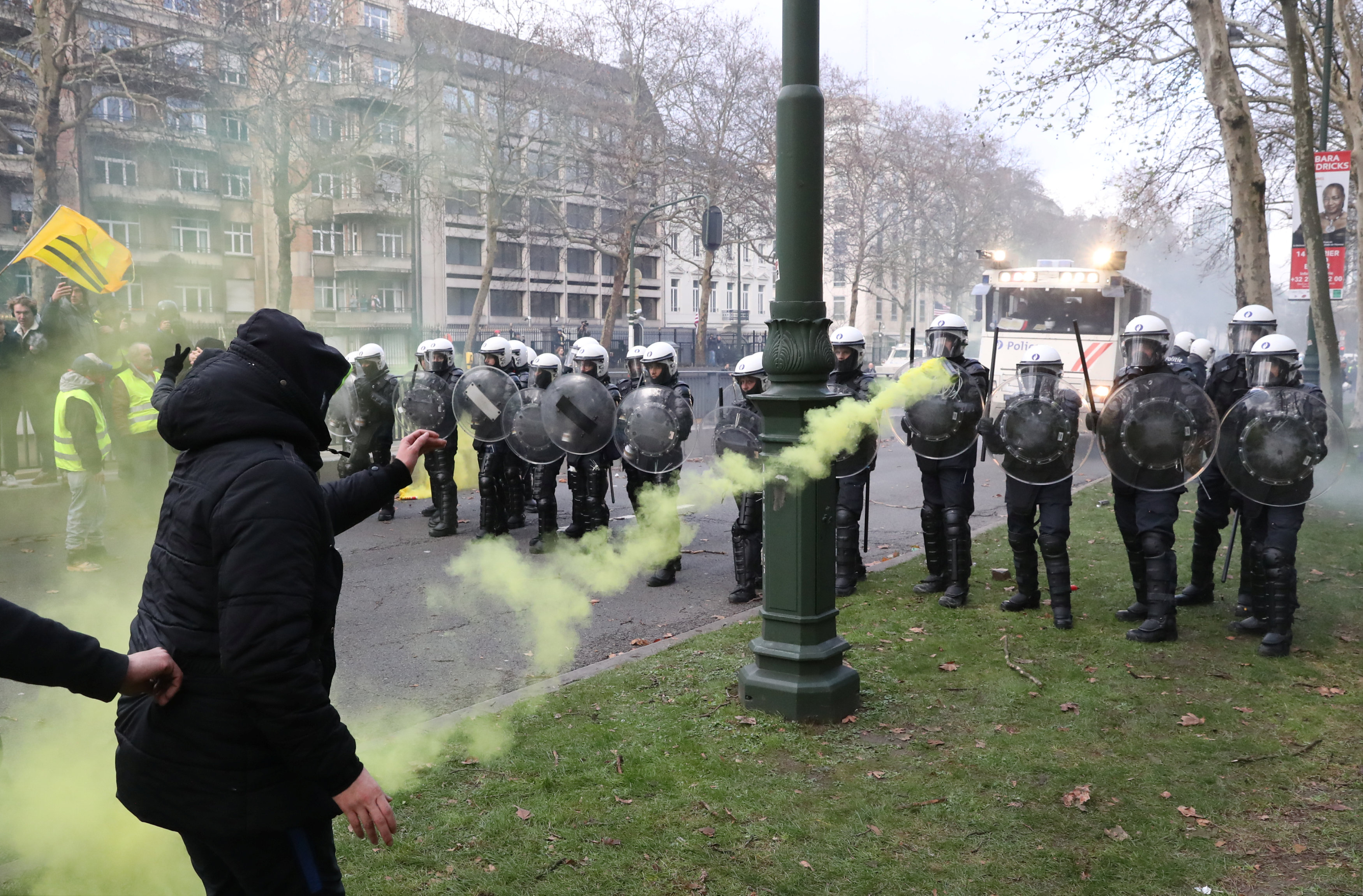 صور.. الشرطة البلجيكية تسحل وتقمع المتظاهرين ضد قانون الهجرة 1605777-2018-12-08T1