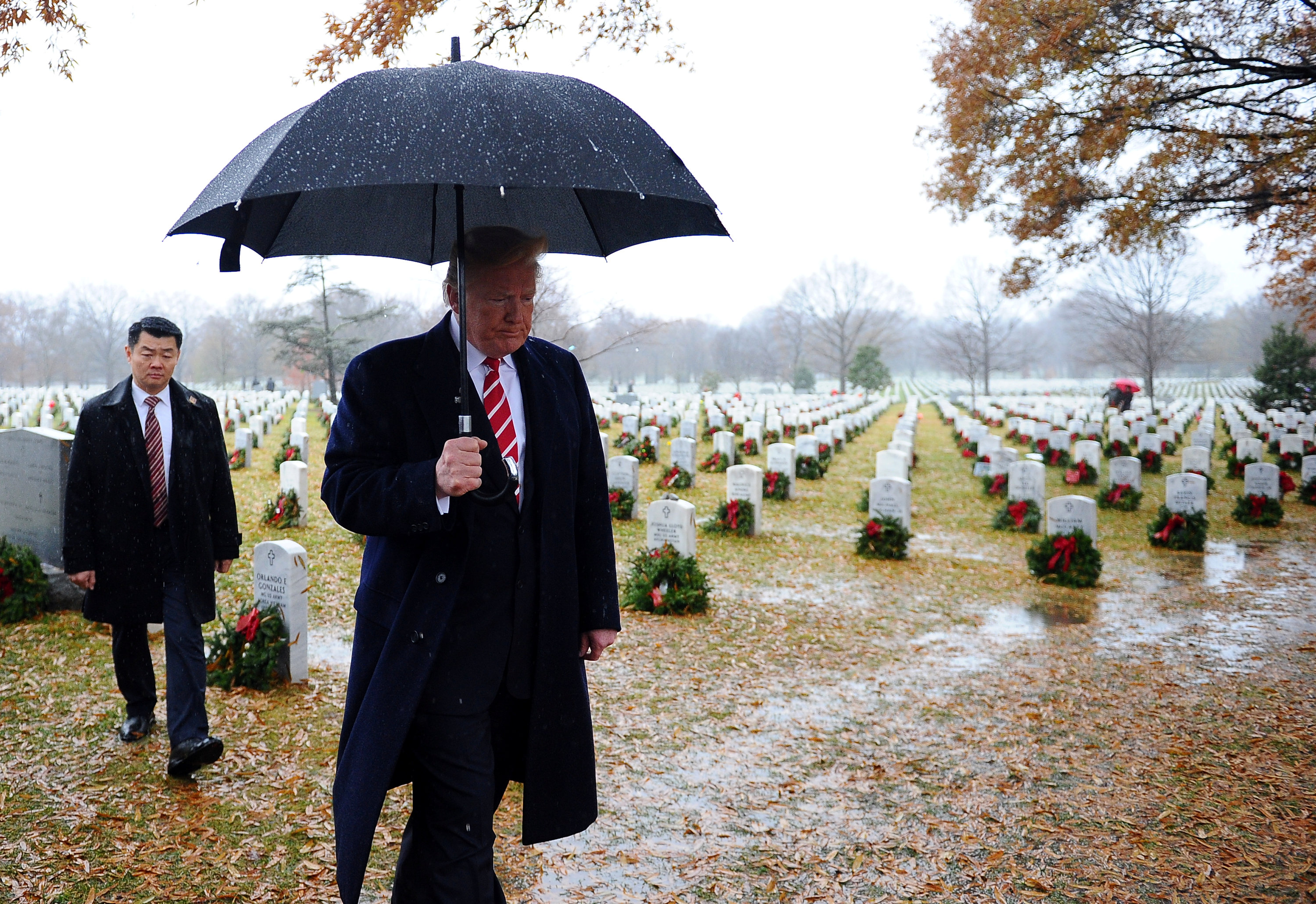 ترامب يزور مقبرة آرلينجتون (1)