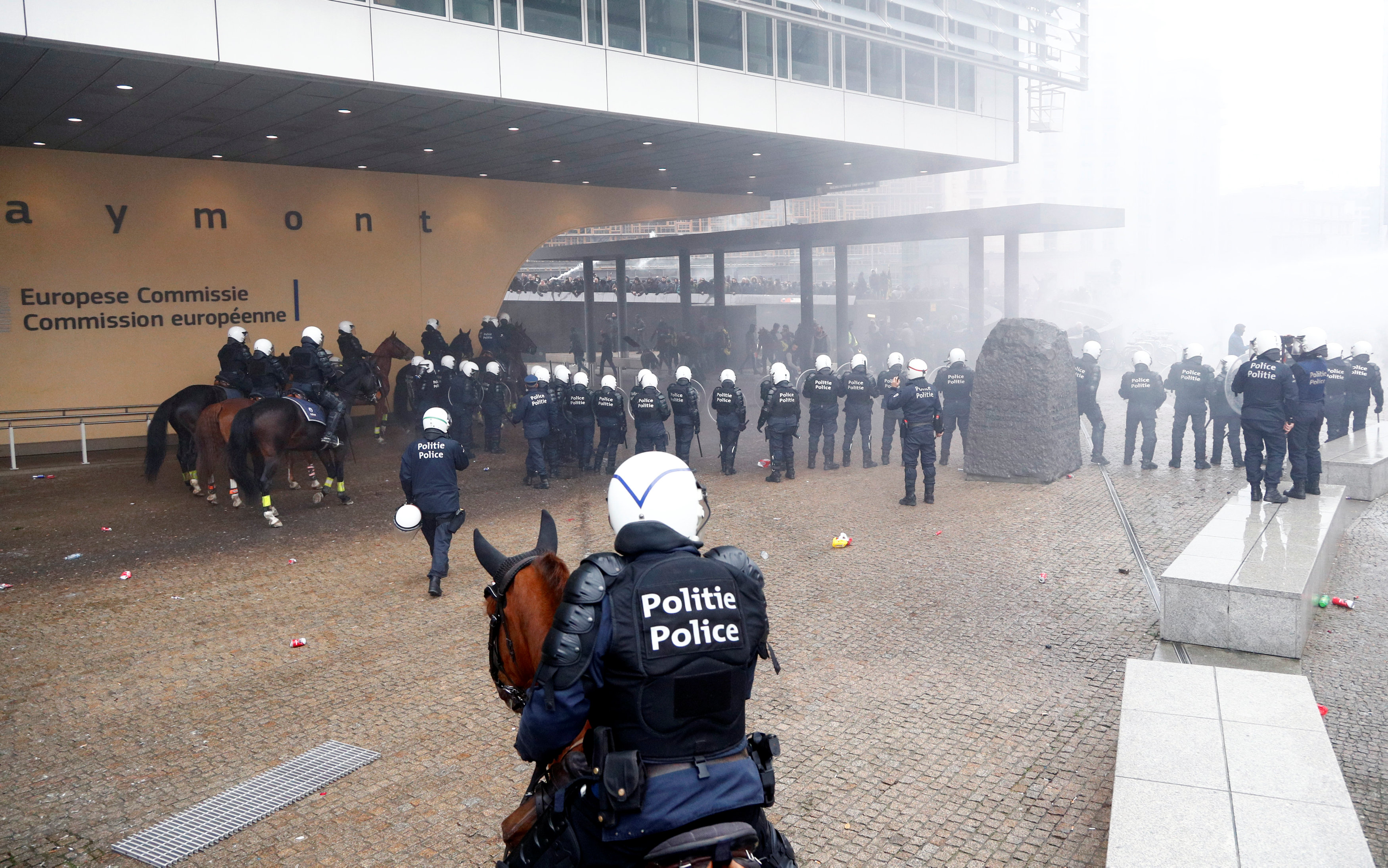 صور.. الشرطة البلجيكية تسحل وتقمع المتظاهرين ضد قانون الهجرة 1666685-مظاهرا