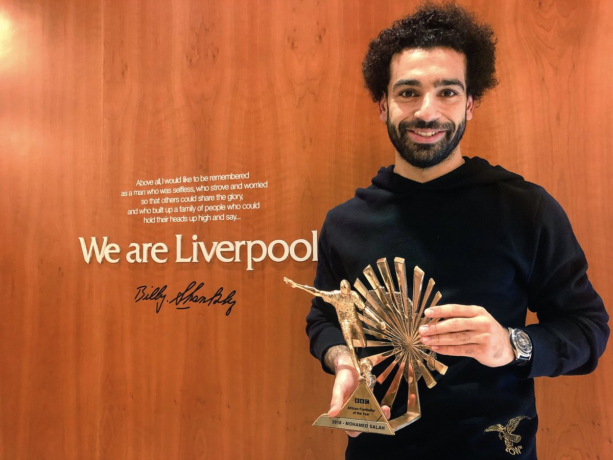 محمد صلاح مع الجائزة أفضل لاعب أفريقي