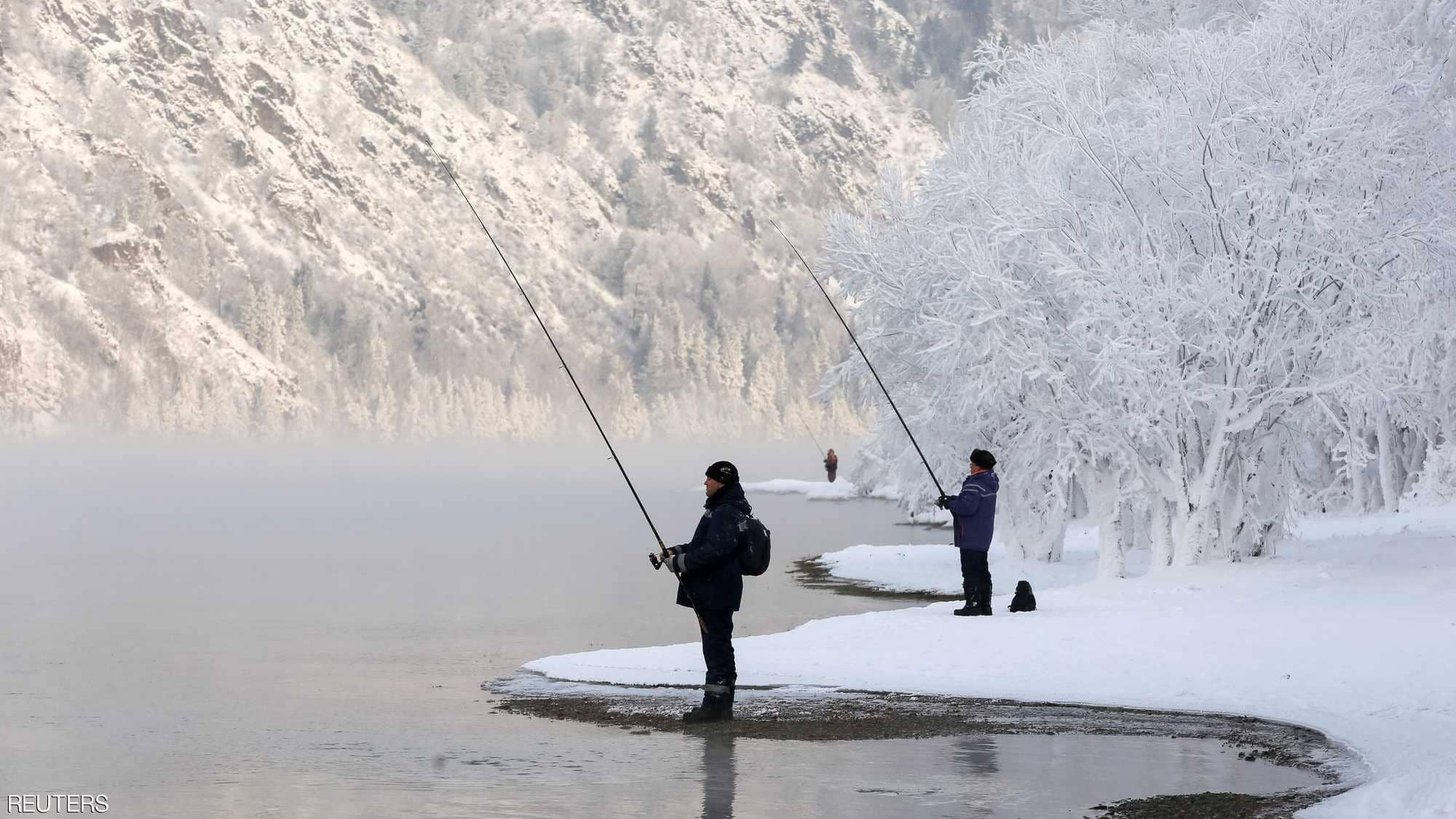 شخصان يصطادان الأسماك من نهر يانيسى بمقاطعة سيبيريا