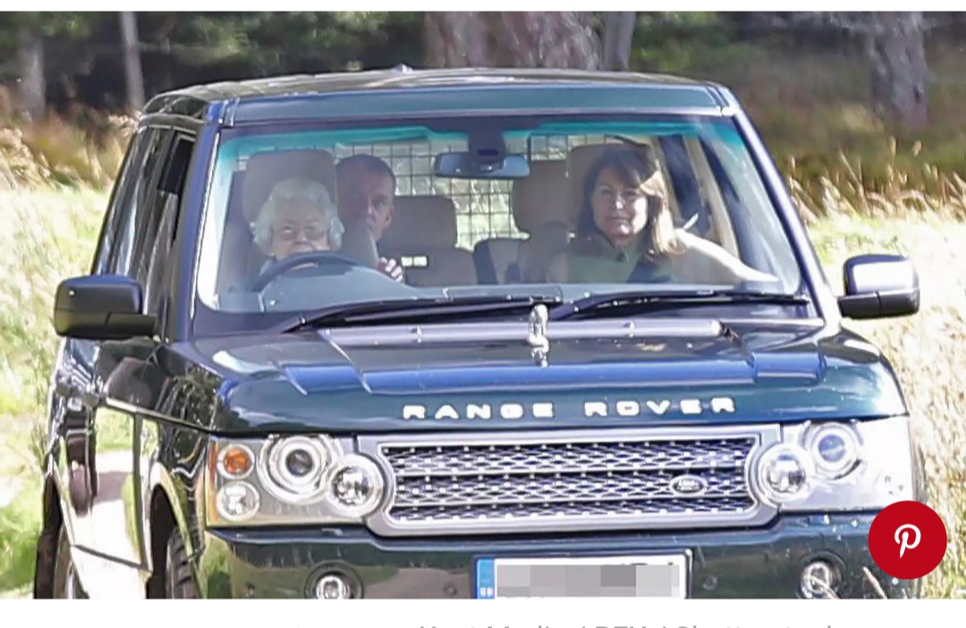 الملكة اليزابيث أمام عجلة القيادة