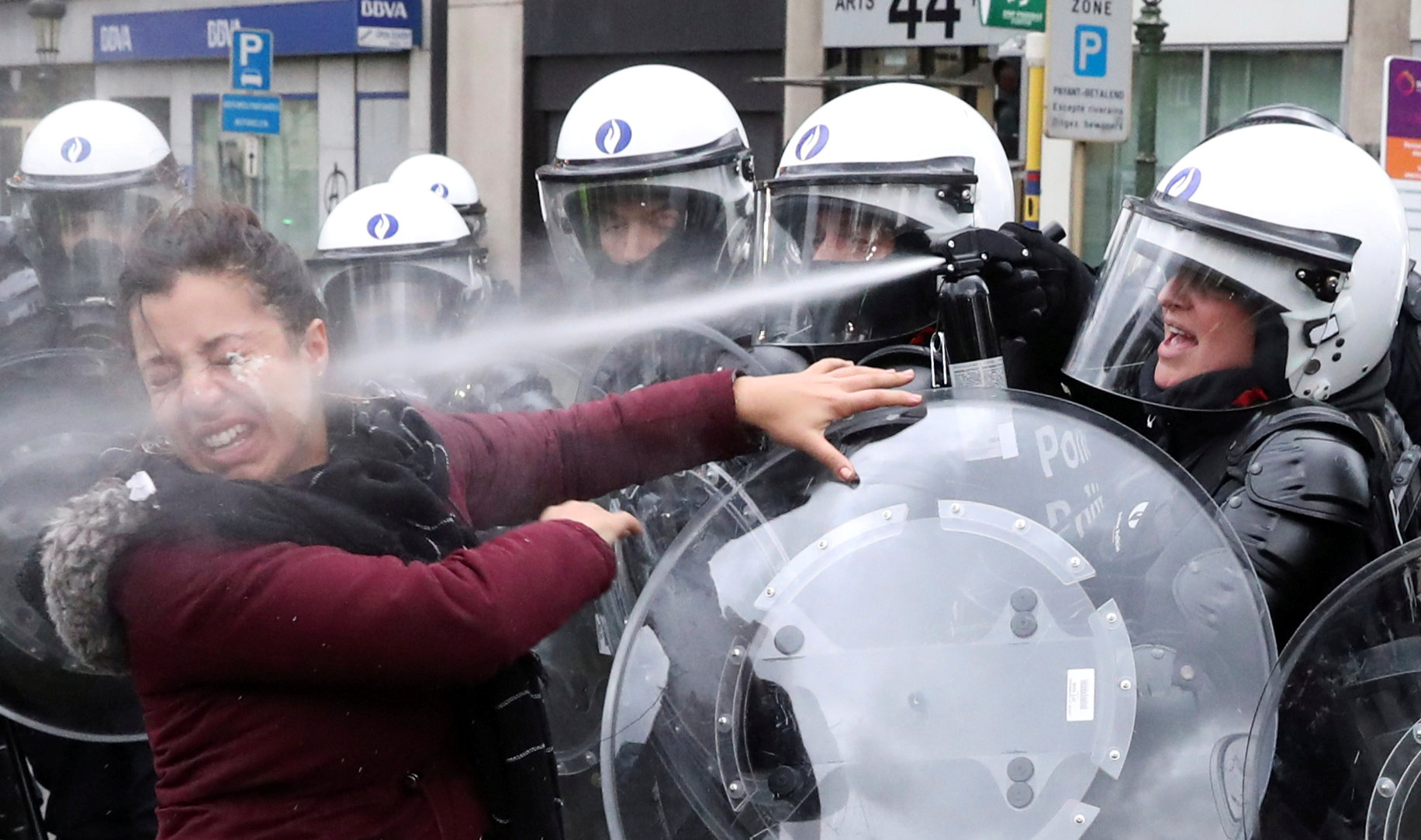 صور.. الشرطة البلجيكية تسحل وتقمع المتظاهرين ضد قانون الهجرة 341419-2018-12-10T18