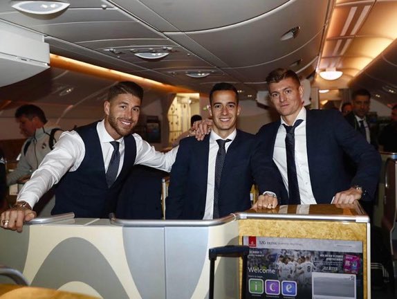 الثلاثى راموس وفاسكيز وكروس قبل إقلاع الطائرة إلى الإمارات