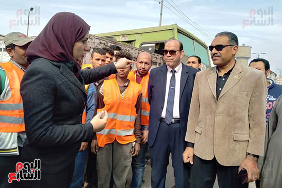 نائب محافظ القليوبية ورئيس مدينة شبرا ينظمان جولة مفاجئة على قطاعات النظافة (10)