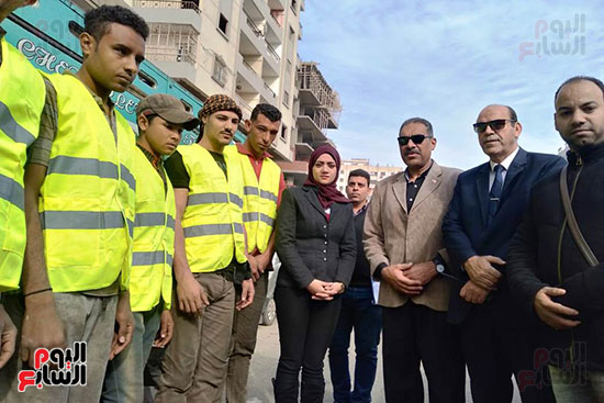 نائب محافظ القليوبية ورئيس مدينة شبرا ينظمان جولة مفاجئة على قطاعات النظافة (17)