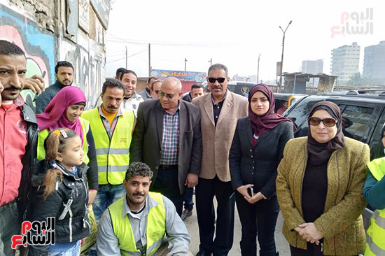 نائب محافظ القليوبية ورئيس مدينة شبرا ينظمان جولة مفاجئة على قطاعات النظافة (18)