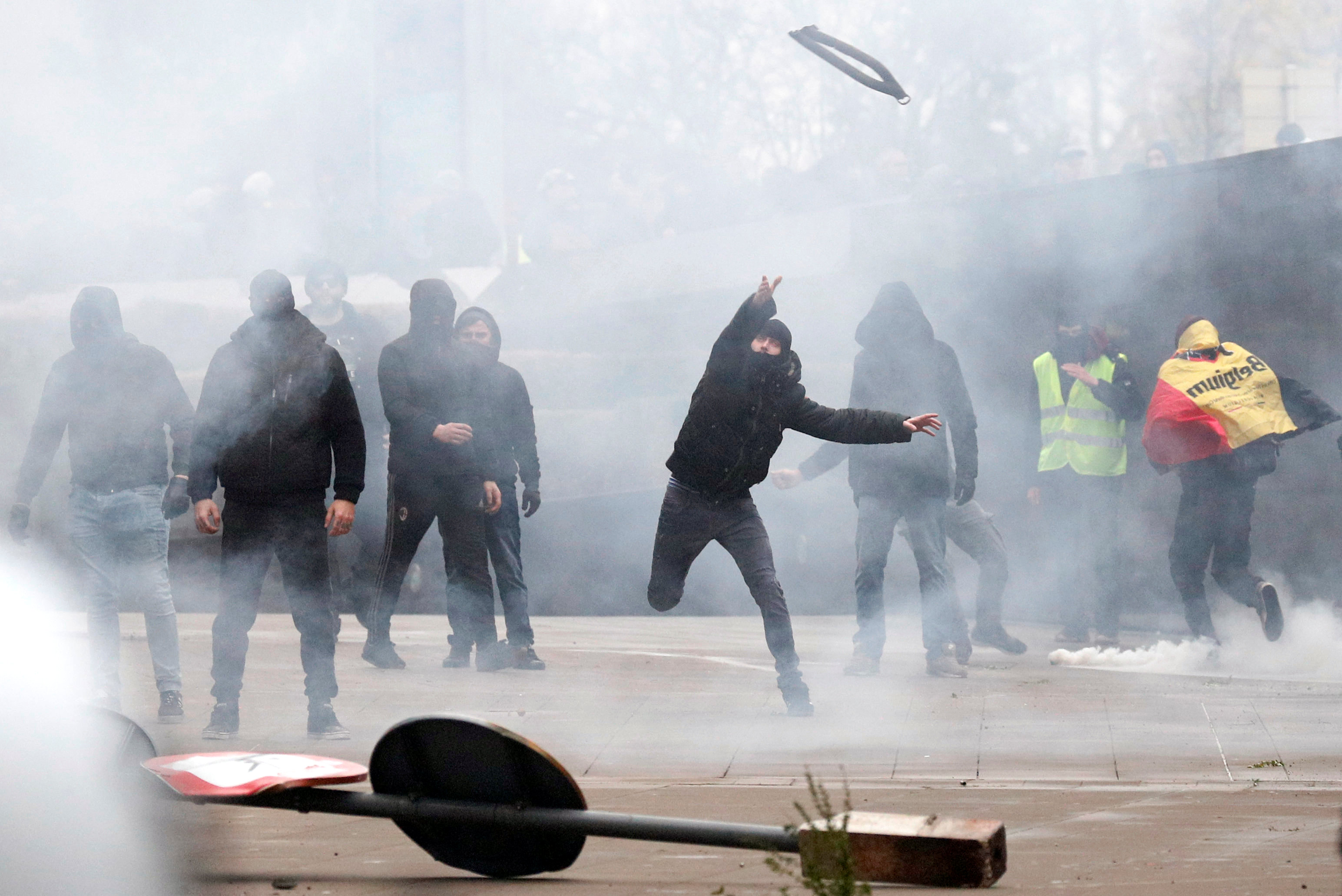 صور.. الشرطة البلجيكية تسحل وتقمع المتظاهرين ضد قانون الهجرة 786666-مظاهرا