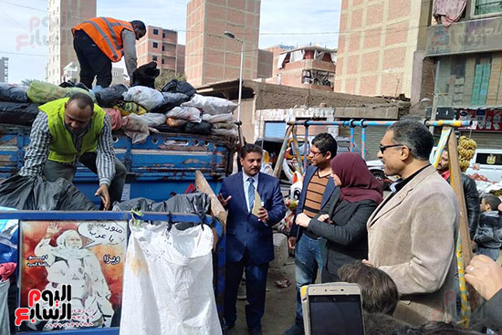 نائب محافظ القليوبية ورئيس مدينة شبرا ينظمان جولة مفاجئة على قطاعات النظافة (16)