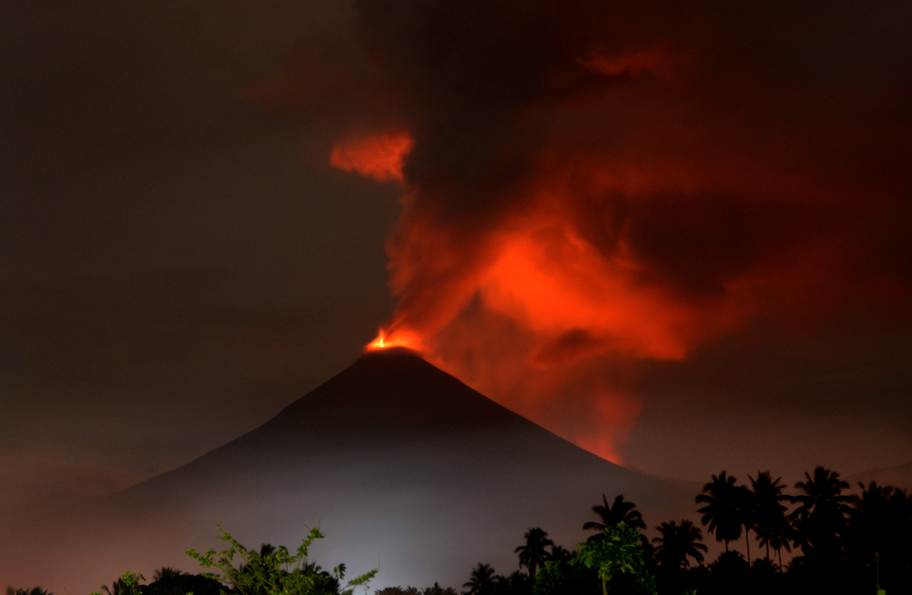 تجدد انفجار بركان جبل سوبوتان بوسط إندونيسيا (3)