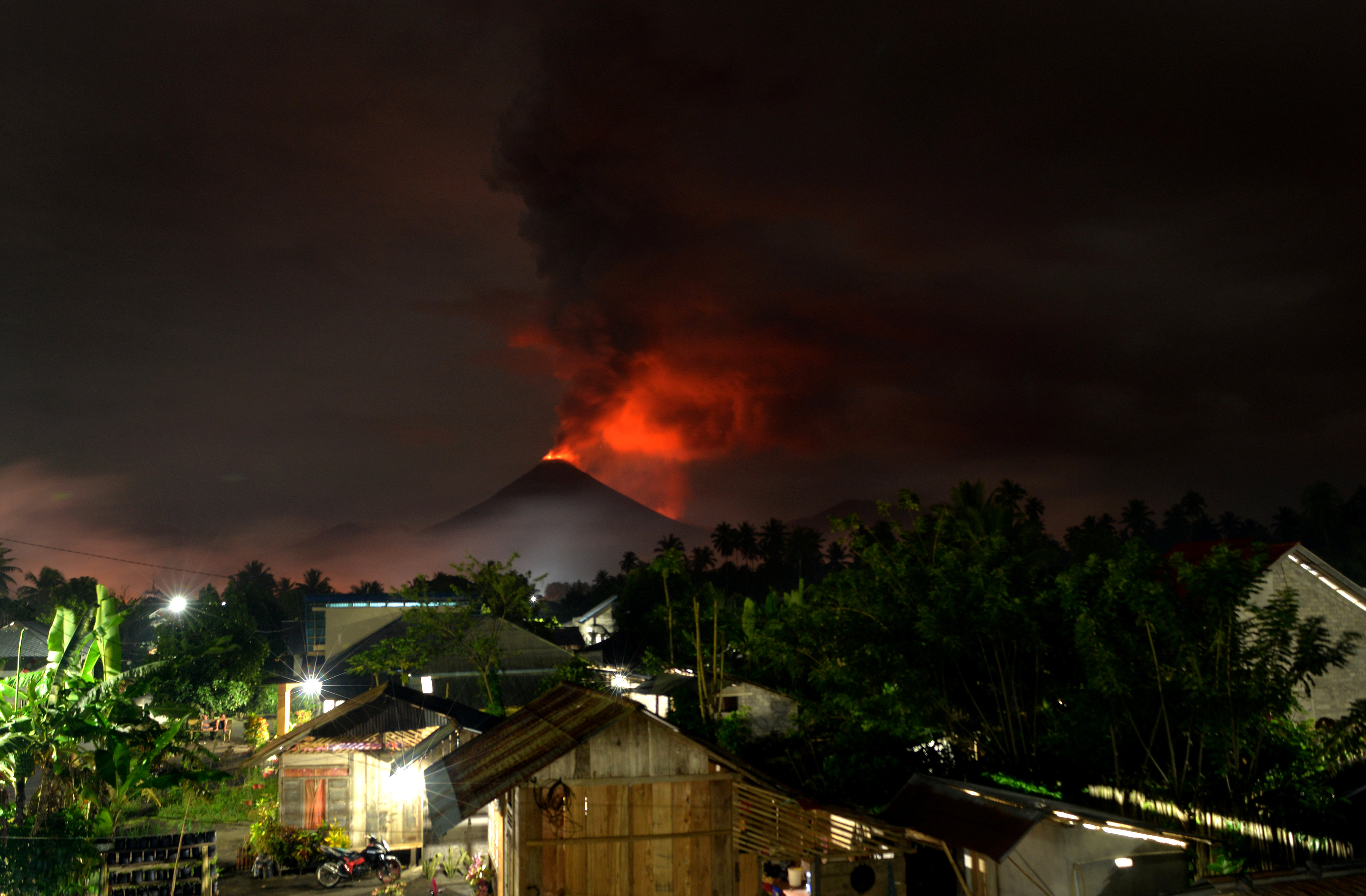 تجدد انفجار بركان جبل سوبوتان بوسط إندونيسيا (1)