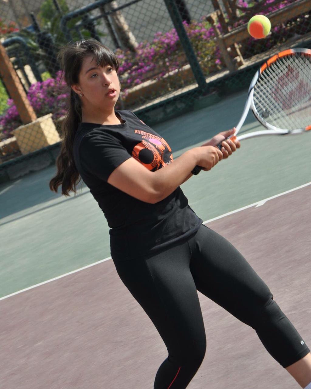رحمة خالد أثناء ممارستها رياضة التنس