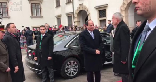  مراسم استقبال رسمية للرئيس عبد الفتاح السيسى لدى وصوله القصر الرئاسى النمساوى فى فيينا (6)