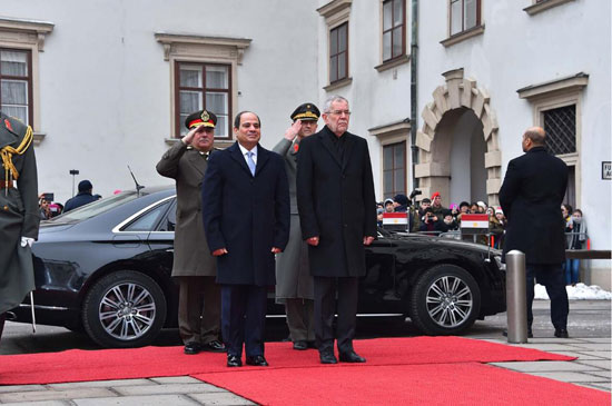مراسم استقبال رسمية للرئيس عبد الفتاح السيسى لدى وصوله القصر الرئاسى النمساوى (11)