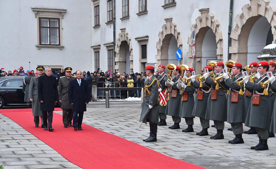 مراسم استقبال رسمية للرئيس عبد الفتاح السيسى لدى وصوله القصر الرئاسى النمساوى (8)