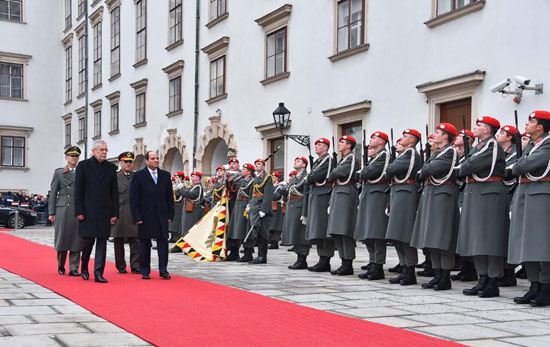 مراسم استقبال رسمية للرئيس عبد الفتاح السيسى لدى وصوله القصر الرئاسى النمساوى (4)
