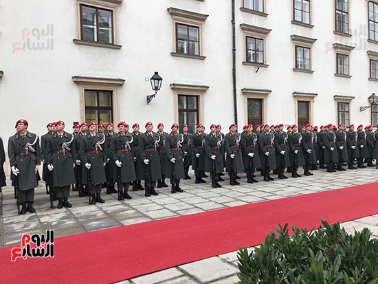  مراسم استقبال رسمية للرئيس عبد الفتاح السيسى لدى وصوله القصر الرئاسى النمساوى فى فيينا (1)