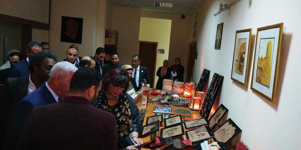 وزيرة الثقافة تتفقد مكتبة مصر العامة بمطروح على هامش مؤتمر أدباء مصر (1)