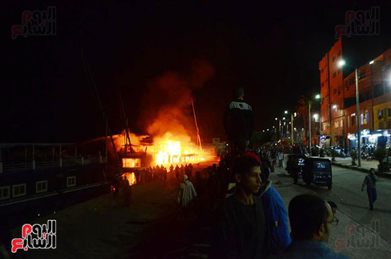 الحريق يلتهم الذهبية النيلية بالكامل وسيارات الاطفاء تسيطر على الحريق