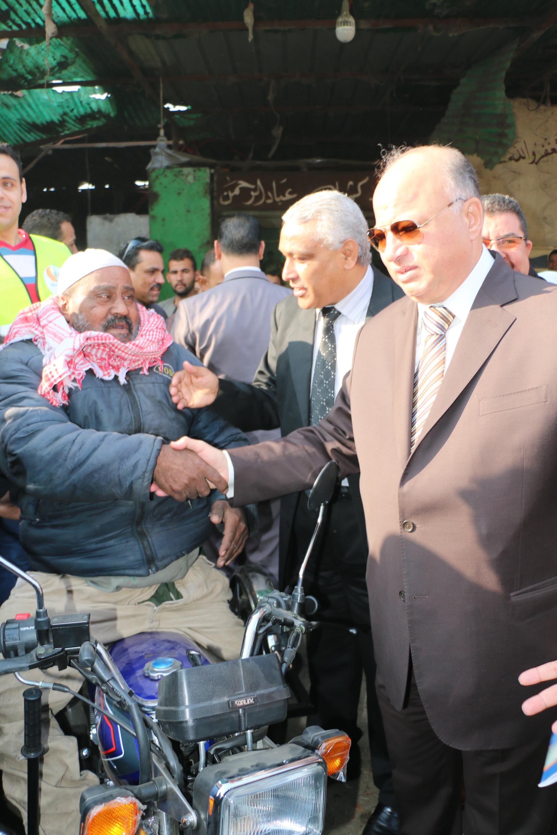 محافظ القاهرة يستجيب لطلب احد المواطنين بتخصيص باكية سوق  (1)