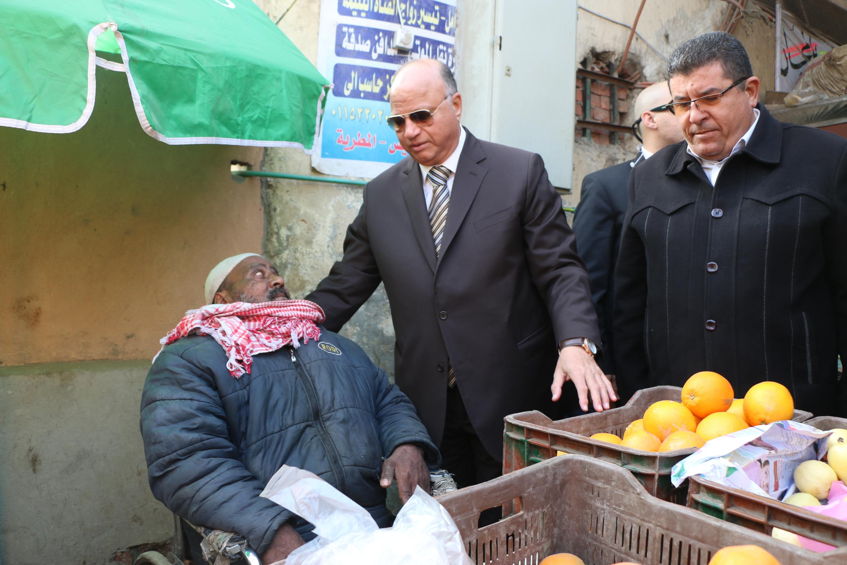 محافظ القاهرة يستجيب لطلب احد المواطنين بتخصيص باكية سوق  (4)