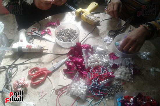 4 فتيات بسوهاج يصنعن الاكسسوارات والمجسمات والمفارش (3)