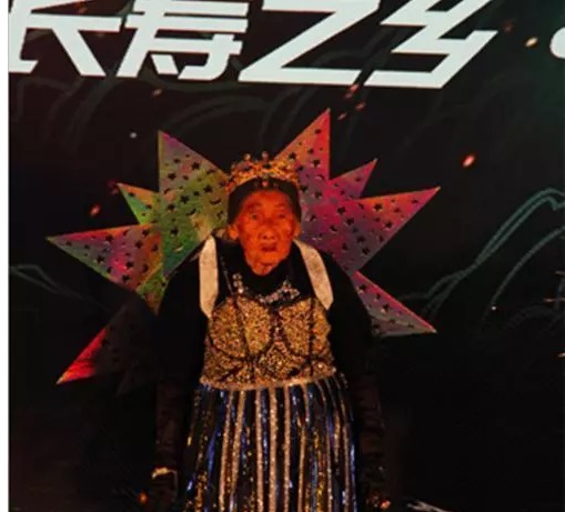 عرض ازياء لكبار السن فى الصين3