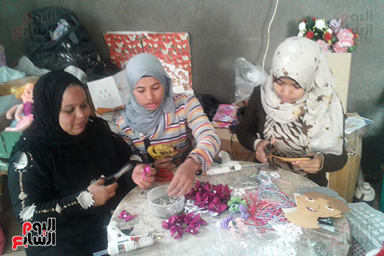 4 فتيات بسوهاج يصنعن الاكسسوارات والمجسمات والمفارش (6)