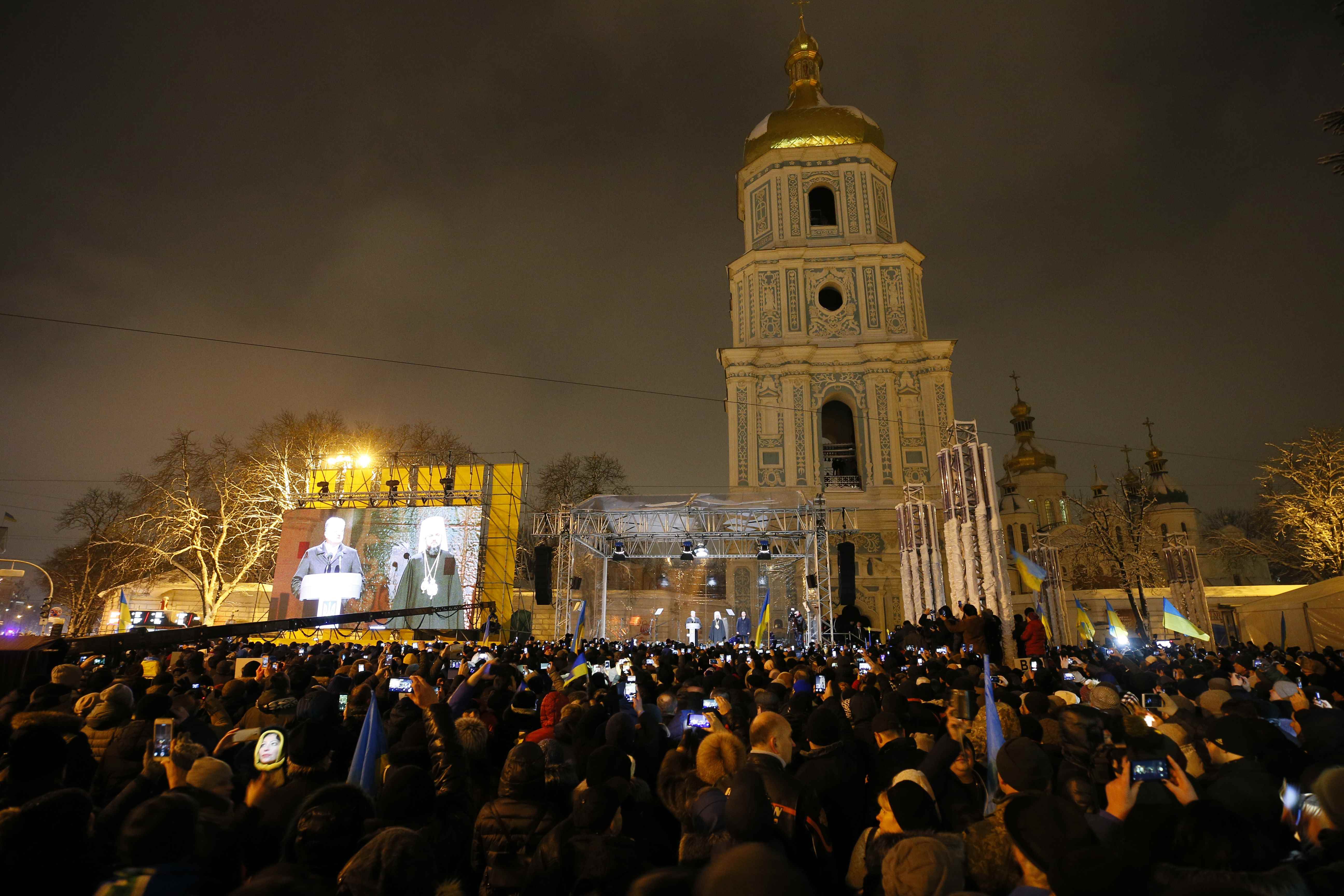 ألاف المسيحيين يحتشدون أمام كاتدرائية كييف احتفالا باستقلال كنيستهم