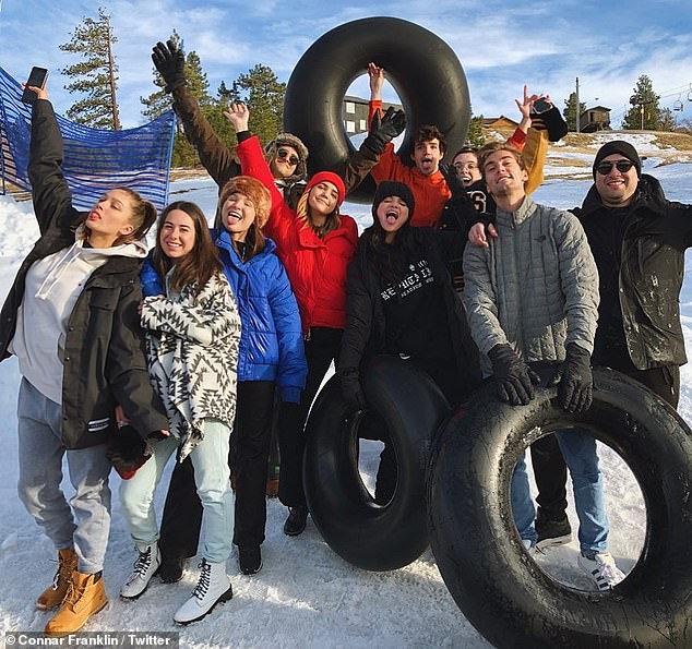 سيلينا مع اصدقائها فى رحلة للتزلج على الجليد (4)