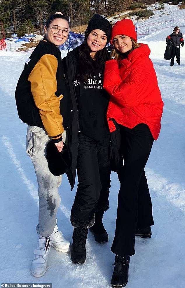 سيلينا مع اصدقائها فى رحلة للتزلج على الجليد (1)