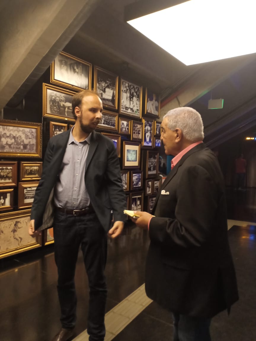 خلال زيارة الدكتور زاهى حواس والسفير المصرى لمتحف كرة القدم (1)