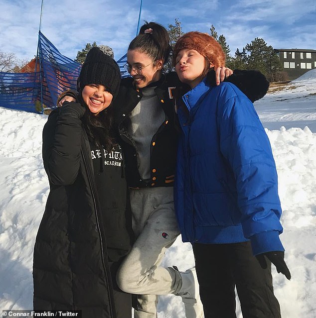 سيلينا مع اصدقائها فى رحلة للتزلج على الجليد (2)